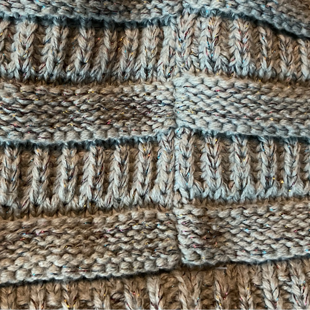NEW•SO Women’s Gray Glitter Glam Ponytail Knit Beanie - Picture 5 of 6